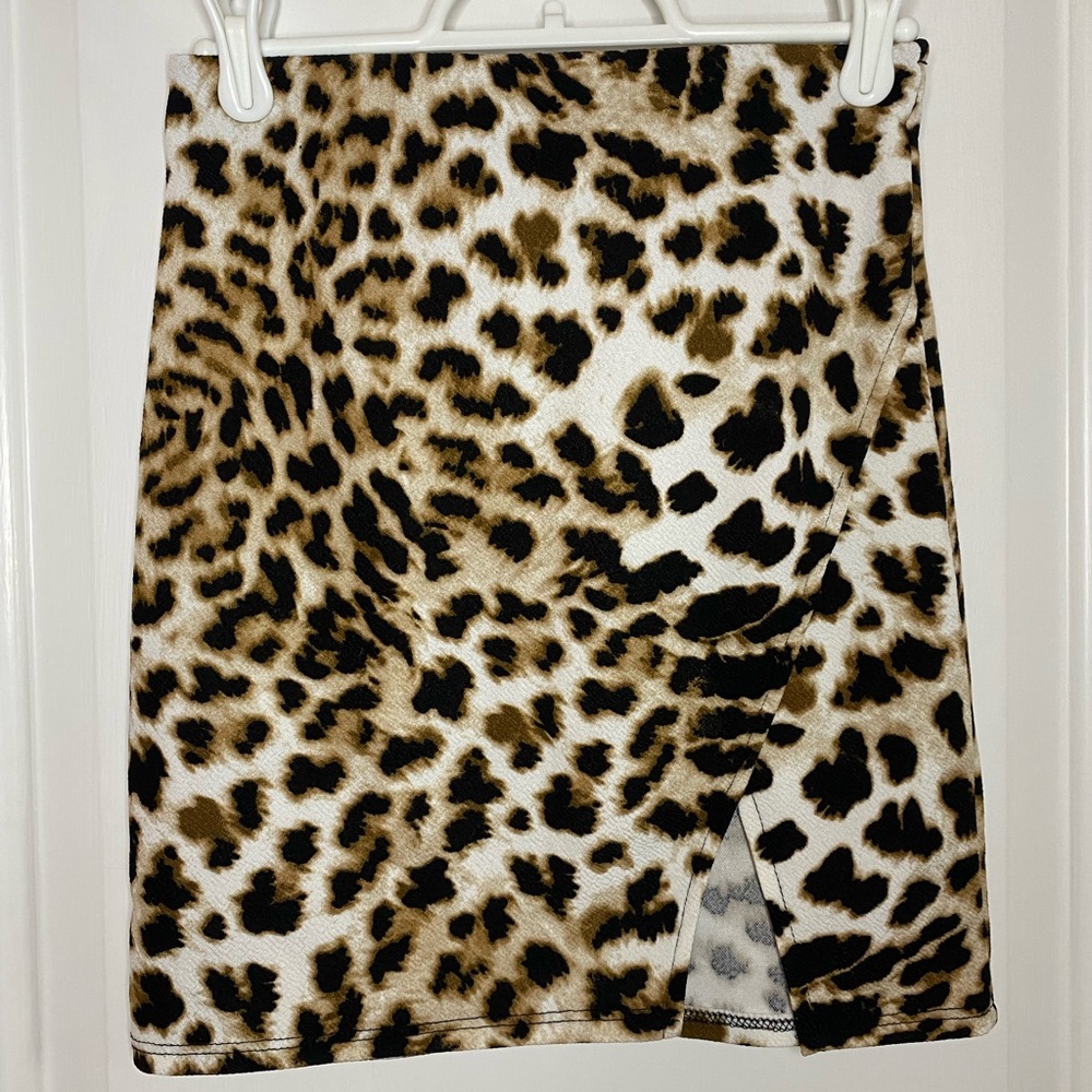 Such cute leopard skirt with slit!